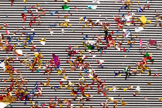 Coloridos adornos de carnaval sobre fondo blanco y negro