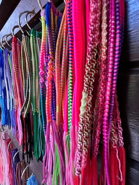 coloridos aretes y pulseras a la venta en el mercado artesanal