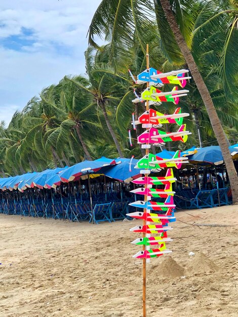 Foto coloridos aviones de juguete en la playa