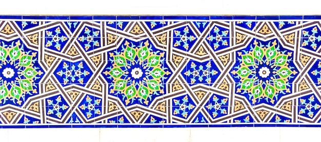 Coloridos azulejos uzbekos tradicionales