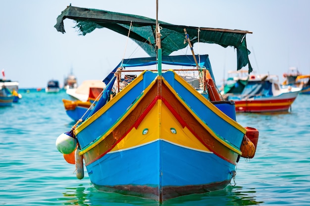 Coloridos barcos de ojos tradicionales Luzzu en el puerto del pueblo pesquero del Mediterráneo Marsaxlokk, Malta