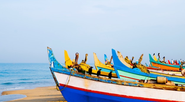 Coloridos barcos de pesca, Kerala, India