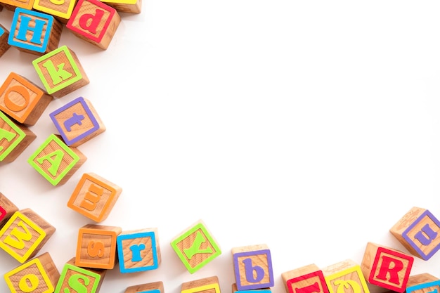 Coloridos bloques de madera para el desarrollo del bebé del alfabeto abc