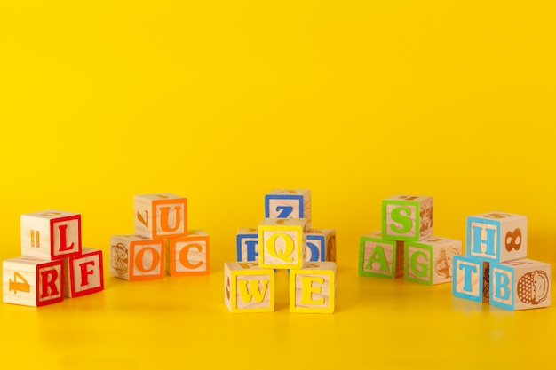 Coloridos bloques de superficie de madera con letras en color amarillo