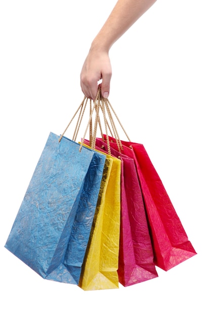 Coloridos bolsos de compras en mano femenina aislado en blanco