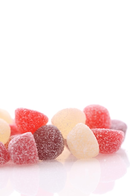 Coloridos caramelos de azúcar de gelatina de cerca aislado en fondo blanco.
