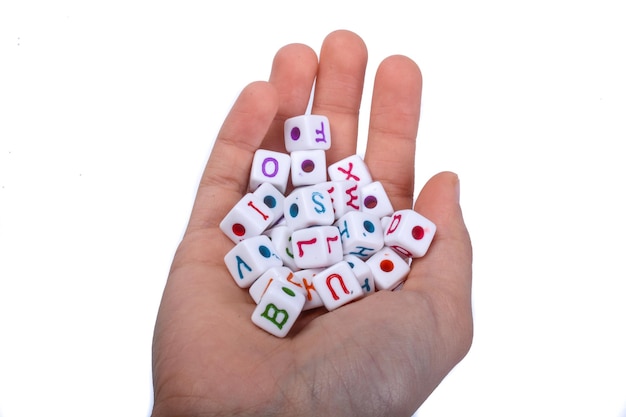Coloridos cubos de letras del alfabeto en la mano