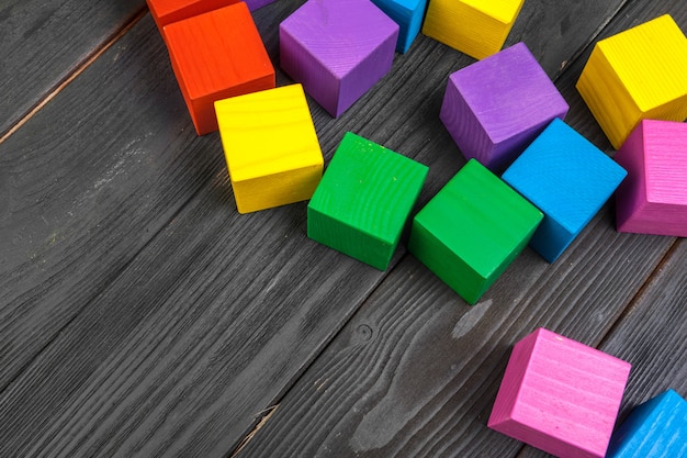 Foto coloridos cubos de madera en mesa de madera