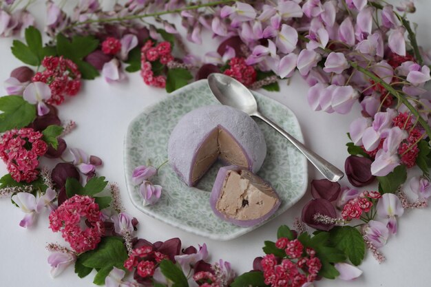 Foto los coloridos dulces japoneses daifuku mochi con decoración de flores