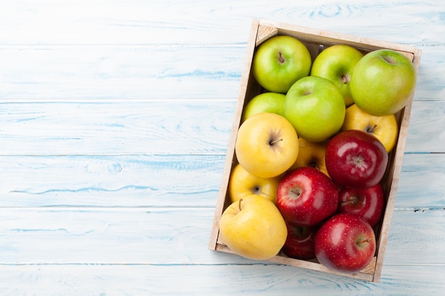 Coloridos frutos de manzana madura en caja