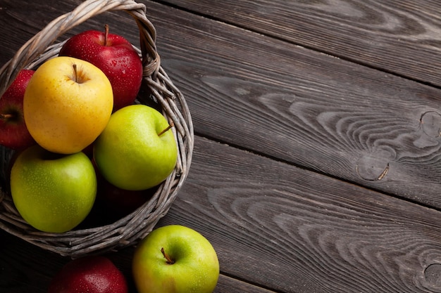 Coloridos frutos de manzana madura en cesta