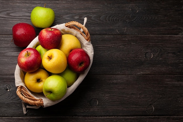 Coloridos frutos de manzana madura en cesta