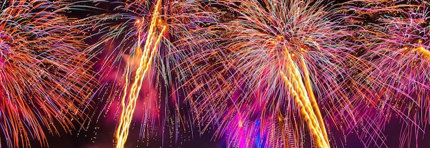 Coloridos fuegos artificiales para celebrar el año nuevo en el río Chao Phraya en Bangkok, Tailandia