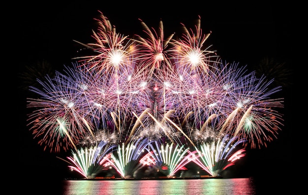 Foto coloridos fuegos artificiales en el cielo nocturno, festival de fuegos artificiales en pattaya.