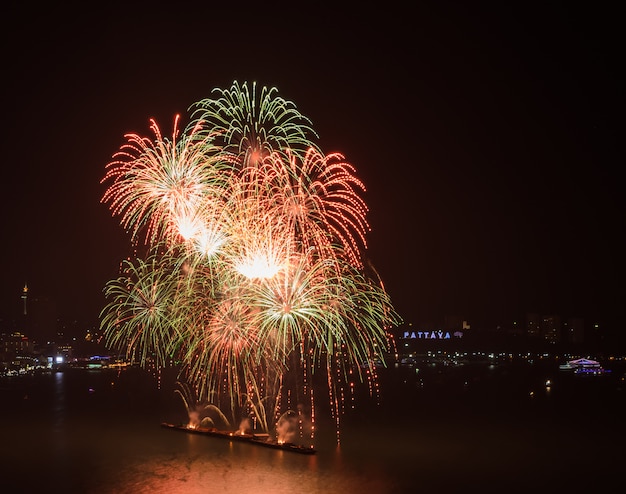 Coloridos fuegos artificiales en el cielo en la playa de Pattaya, Tailandia