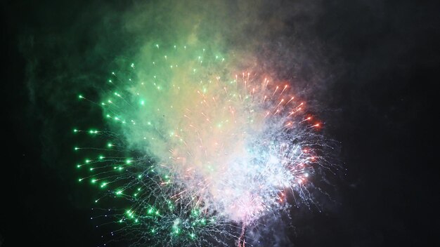 coloridos fuegos artificiales festivos para las celebraciones del Año Nuevo en el fondo del cielo nocturno