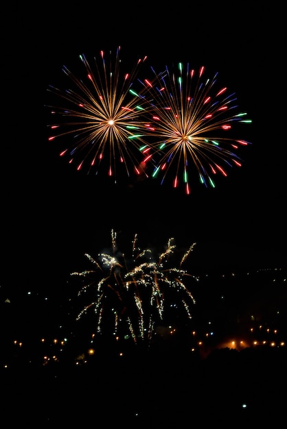 Coloridos fuegos artificiales en el fondo del cielo nocturno