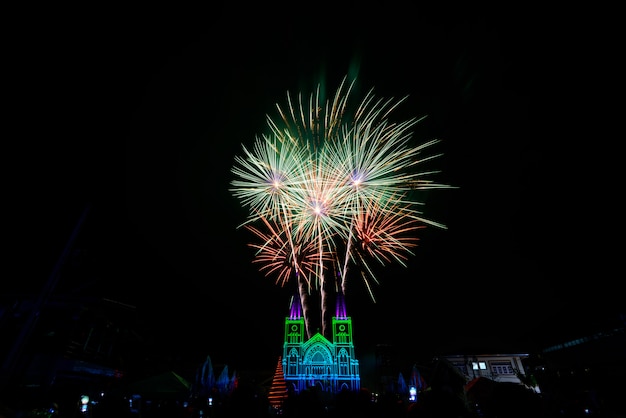 Los coloridos fuegos artificiales y la Iglesia Católica