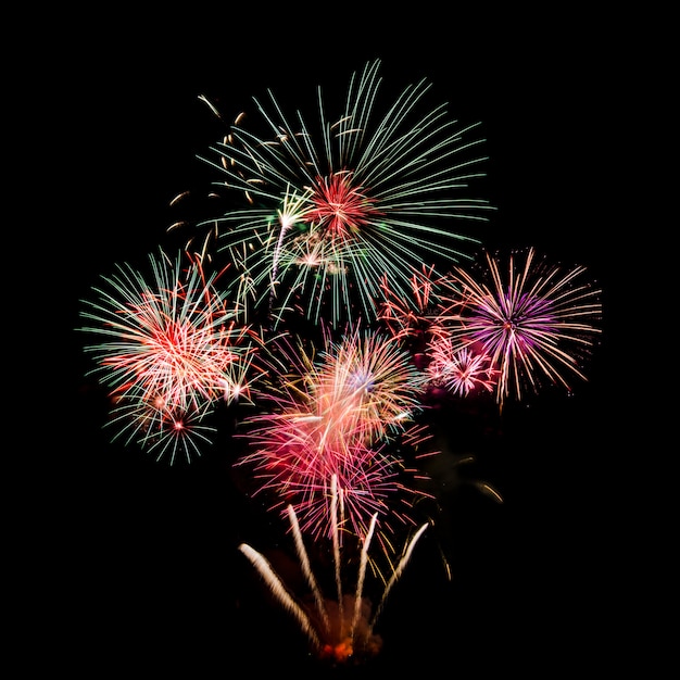 Foto coloridos fuegos artificiales en la noche aislados sobre el cielo negro oscuro