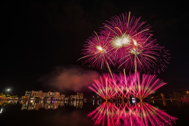 Coloridos fuegos artificiales en la noche de celebración.