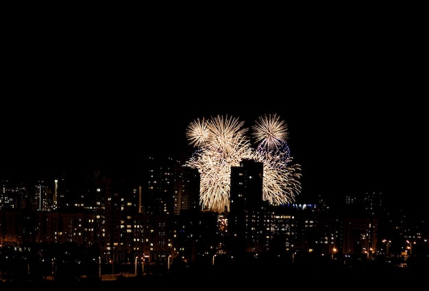 Coloridos fuegos artificiales sobre la ciudad