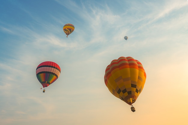 Coloridos globos aerostáticos en la madrugada