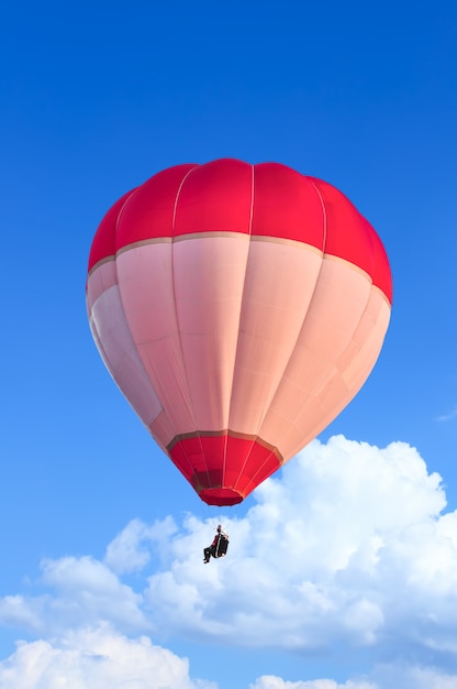 Coloridos globos aerostáticos en vuelo sobre el cielo azul