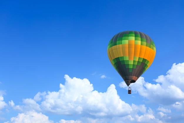 Coloridos globos aerostáticos en vuelo sobre el cielo azul