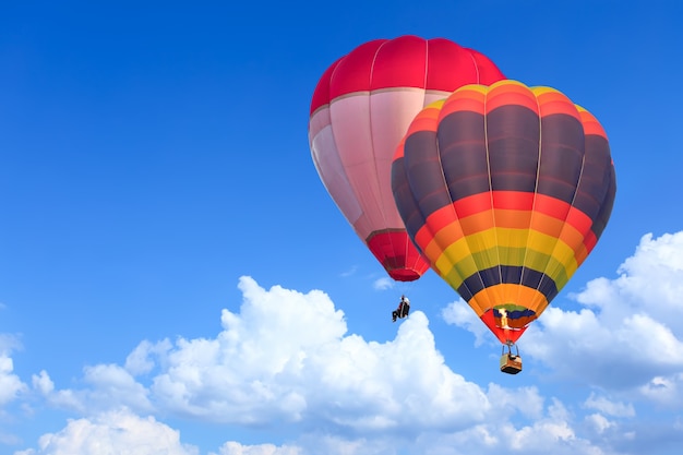 Foto coloridos globos aerostáticos en vuelo sobre el cielo azul