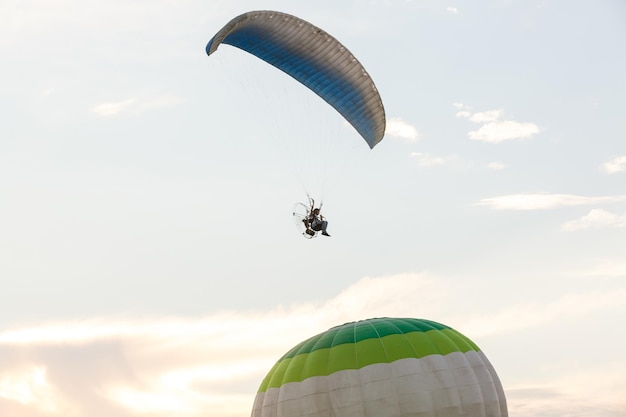 Coloridos globos aerostáticos en vuelo