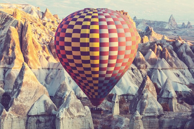 Coloridos globos de aire caliente en el parque nacional de Goreme, Capadocia, Turquía. Atracción turística famosa.