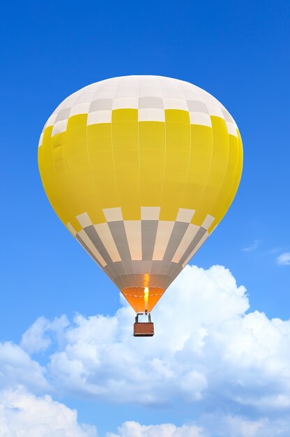 Coloridos globos de aire caliente en vuelo sobre el cielo azul. Enfoque suave