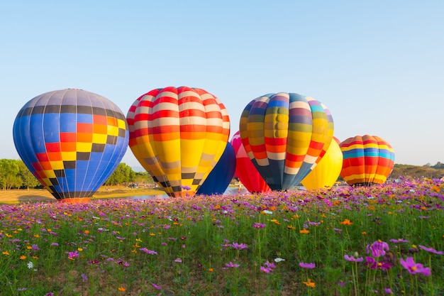 Coloridos globos de aire caliente.