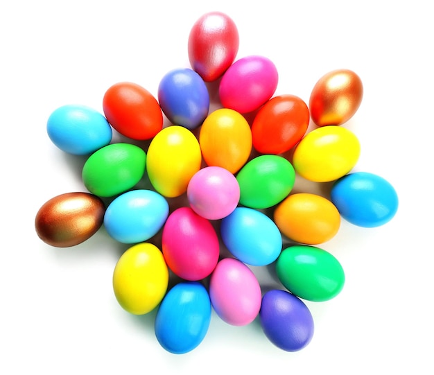 Coloridos huevos de pascua aislados en blanco