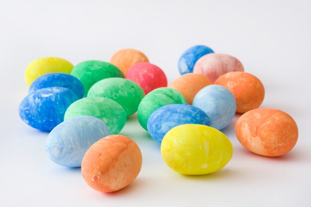 Coloridos huevos de pascua aislados sobre fondo blanco