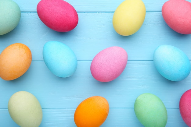 Coloridos huevos de pascua en un azul de madera