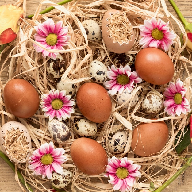 Foto coloridos huevos de pascua en canasta de heno