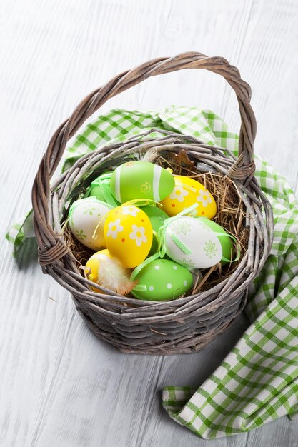 Coloridos huevos de Pascua en cesta