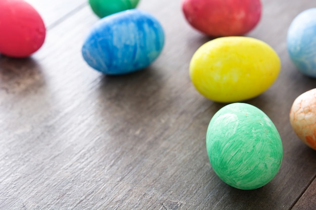 Coloridos huevos de Pascua copia espacio