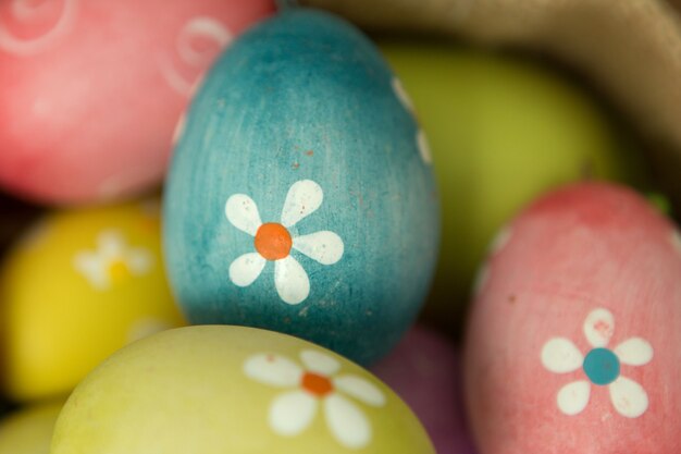 Coloridos huevos de Pascua con flores pintadas