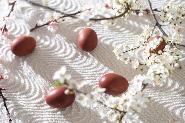 Coloridos huevos de Pascua con flores de primavera. Frontera coloreada del día de fiesta del huevo. Pastel de Pascua.