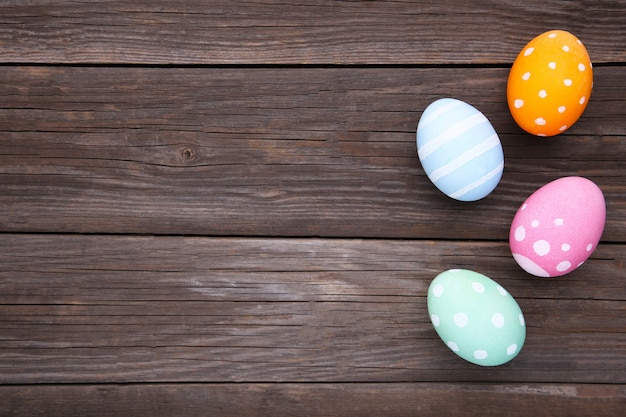 Coloridos huevos de pascua en un fondo de madera gris