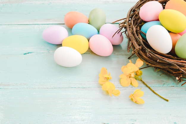 Coloridos huevos de Pascua en el fondo de madera, temporada de primavera