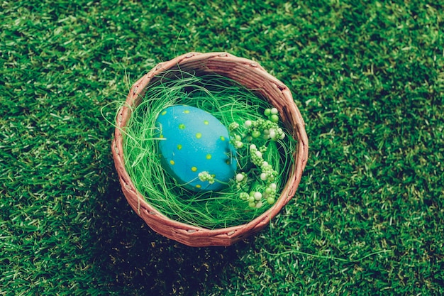 Coloridos huevos de pascua en la hierba verde