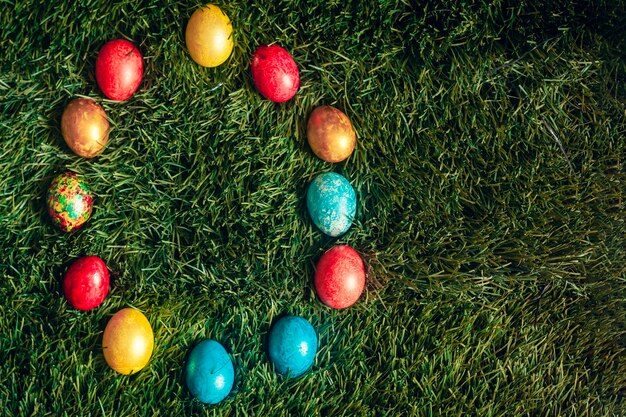 Coloridos huevos de Pascua en la hierba