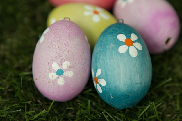 Coloridos huevos de Pascua en la hierba