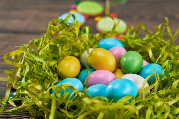 Coloridos huevos de Pascua en el nido verde.