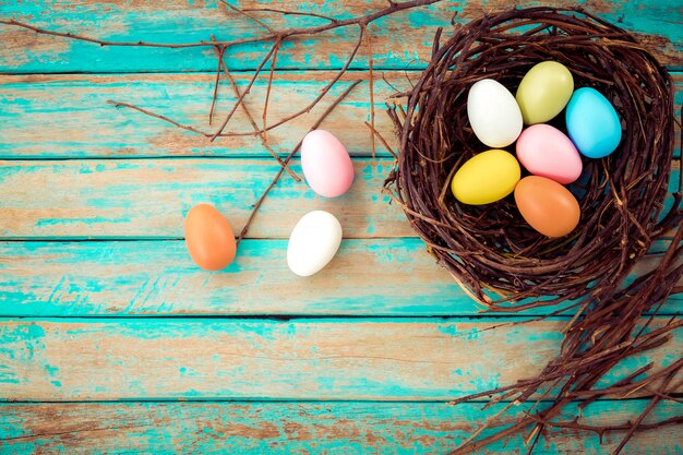 Coloridos huevos de Pascua en el nido