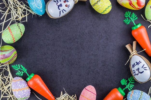 Coloridos huevos de Pascua y otros objetos.