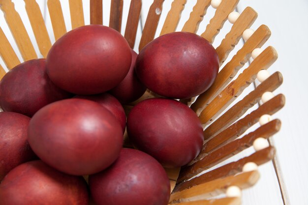 Coloridos huevos de pascua con pascua feliz